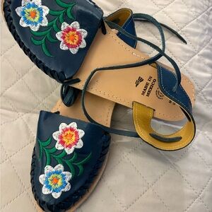 Women's floral huaraches sandal/huarache sandal with laces.